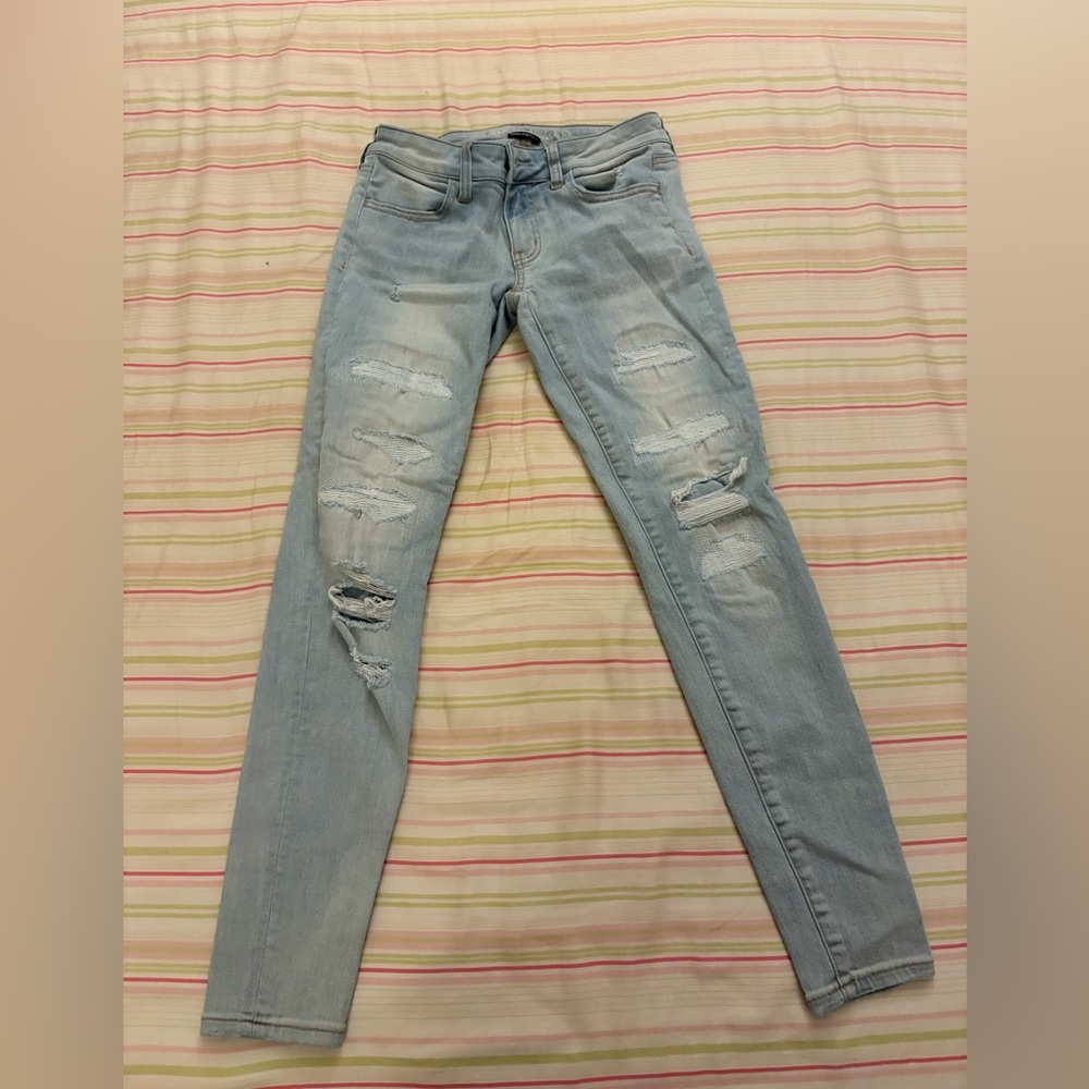 American Eagle Women’s Light Blue Distressed Jeggings
